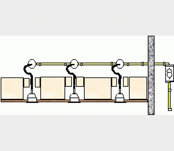 Tilgængeligt loftrum med armaturer uden lukket forbindelsesrum tilsluttet den faste lavvoltlysinstallation i dåser via tilledninger. 