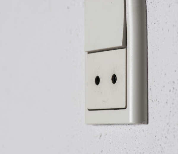 Du må kun skifte fra en trebenet til en tobenet stikprop på et elprodukt, hvis du har ældre stikkontakter, som ikke har jordkontakt.