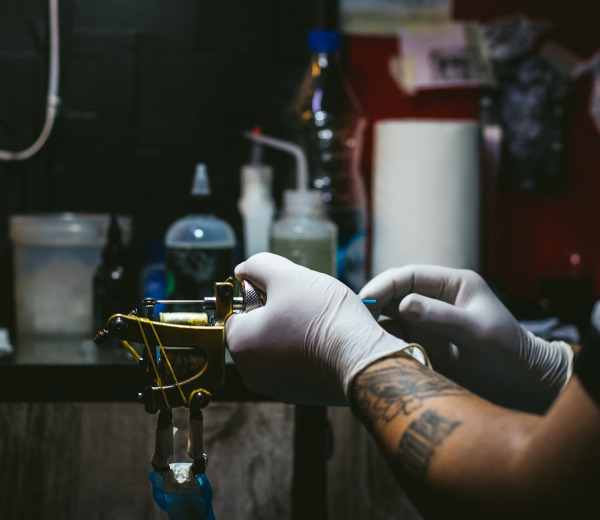 Tatoveringsmaskine klargøres